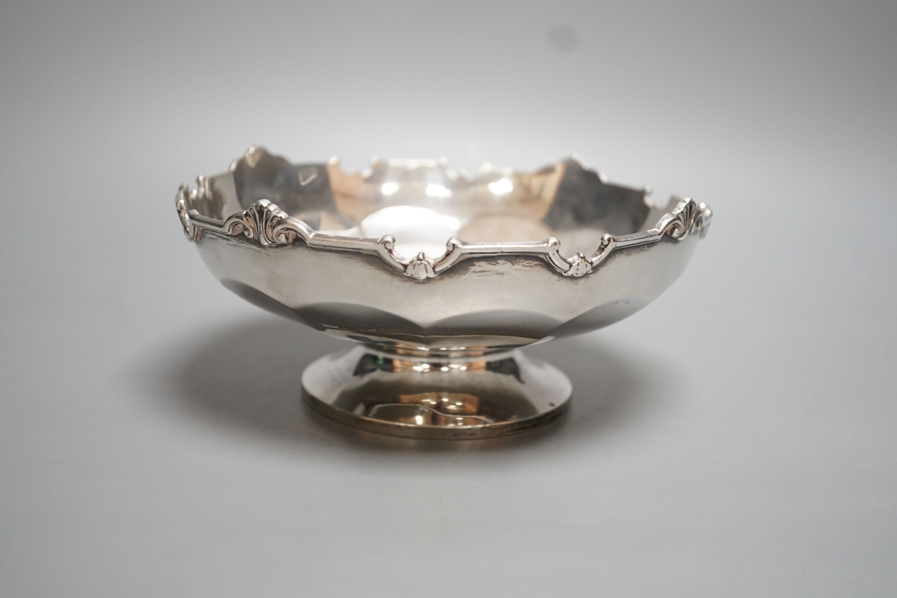 A George V silver pedestal bowl, William Greenwood & Sons, Birmingham, 1926, 19cm, 12oz.